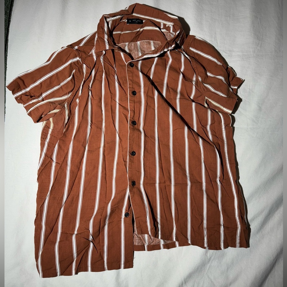 Men’s brown and white collared tee size M